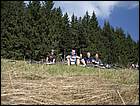 Odpoczynek na przełęczy Kamenitý. Rozległa polana pod Kozubovą, poniżej schronisko Chata Kamenity