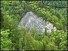 Ściana skalna w okolicach Harmanca - u jej podnóża torowisko górskiego odcinka linii kolejowej Horna Stubna - Bańska Bystrzyca