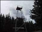 Wieża widokowa na szczycie Skoruszyny. Mimo gęstego lasu na wierzchołku wieża zapewnia dookolną panoramę