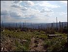 Widok spod Smreka na południe - graniczne pasmo Jaworników, przed nim długi grzbiet Gór Wsetyńskich, na pierwszym planie Kniehynia
