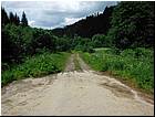 Koniec asfaltu - tutaj stara droga łącząca Kisuce z Orawą   się kończy a zaczyna się tafla jeziora