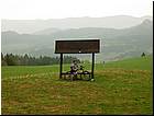 Koniec technicznego tracka w lesie, do Przełęczy Leśnickiej szybki zjazd po trawie